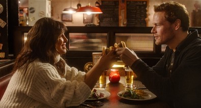 Rastgele bir mesajla hayatınızın aşkını bulabileceğinize inanır mısınız? İşte tam da bunu konu alan Aşk Yeniden filminin ne zaman vizyona gireceği belli oldu - Resim : 1