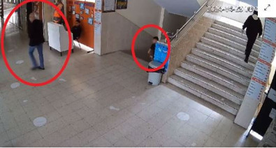 17 yaşındaki lise öğrencisi dehşet saçtı! Ailesine haber veren müdür yardımcısını bıçakladı! - Resim : 1