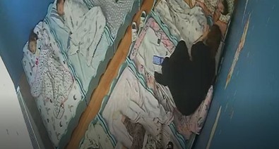 Uyuyan bebeğe dehşeti yaşattı! 21 aylık bebeğine tokat atıldığını öğrenen aile şok geçirdi! - Resim : 1