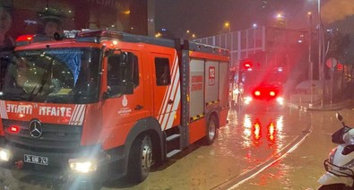 Üsküdar'daki AVM'de yangın paniği: Vatandaşlar hızla tahliye edildi - Resim : 2