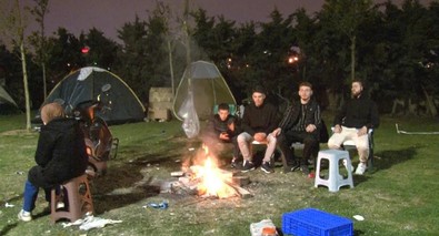 Deprem korkusu sürüyor: Vatandaşlar dün geceyi de dışarıda geçirdi! - Resim : 2