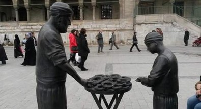 Yok artık dedirten olay! Eminönü'nde Simitçi Heykeli'ndeki simitleri çaldılar - Resim : 1