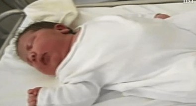 Annesinin karnından normal doğumla doğan bebeği gören doktorlar bebeğin gerçek olup olmadığını defalarca kontrol etti - Resim : 1