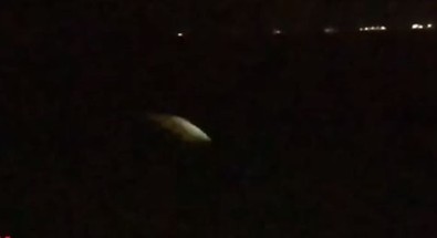 Gece suyun üzerinde batıp çıkan cisim halkı panik yaptırdı... Karanlık suda herkes ona odaklandı, sabah olduğunda gizem çözüldü - Resim : 1