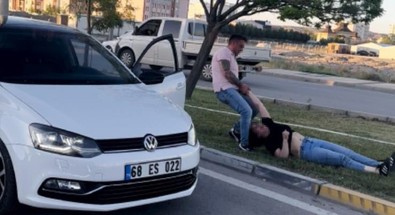 Aksaray'da bir şahıs eski karısını yerlerde sürükleyerek zorla araca bindirdi - Resim : 1