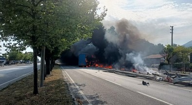 Alev topuna dönen tır bomba gibi patladı! Uzun araç kuyrukları oluştu: Korku dolu anlar kamerada - Resim : 1
