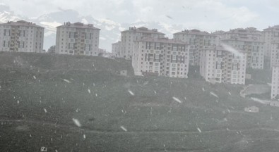 Hakkari'de sağanak yağış ve dolu etkili oldu! Bayramın ilk günü çıkan fırtına yaşamı olumsuz etkiledi - Resim : 1