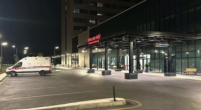İzmir açıklarında korku dolu anlar! Yangın çıkan teknede patlama: 6 kişi alevlerin arasından denize atlayıp kurtuldu - Resim : 1