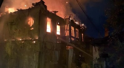 Isparta'da yangın paniği! Metruk bina alev alev yandı - Resim : 1
