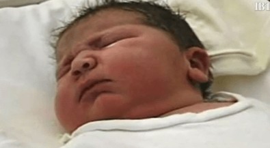 Annesinin karnından normal doğumla doğan bebeği gören doktorlar bebeğin gerçek olup olmadığını defalarca kontrol etti - Resim : 2