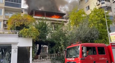 Bursa'nın en işlek caddesinde çıkan yangın yürekleri ağza getirdi - Resim : 1