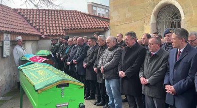 Çorum'da otobüs kazasında yaşamını kaybeden iki kardeş memleketleri Merzifon'da sonsuzluğa uğurlandı - Resim : 1