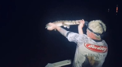 Sudaki timsahı çıplak eliyle yakaladı... Timsah avcısının o hareketi pahalıya patladı - Resim : 1
