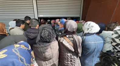 200 liralık festival çeki dağıtımında izdiham: Yüzlerce kişi birbirini ezdi - Resim : 1