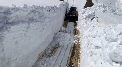 Hakkari'de 7 metreyi bulan karların içinde yol açma çalışmaları devam ediyor - Resim : 1