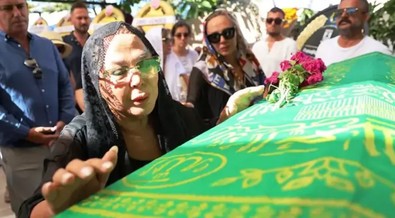 Safiye Soyman oğlunu son yolculuğuna uğurladı! Sözleri yürek burktu - Resim : 1