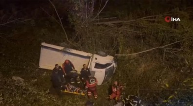 Bartın'da seyir halindeki kamyonet 7 metre yüksekten uçtu - Resim : 1