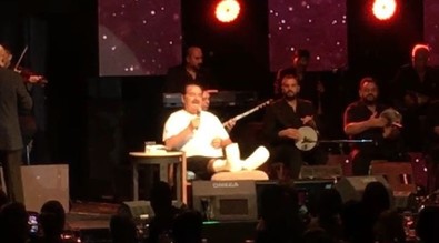 'Hala şaşırmış vaziyetteyim' diyerek geçirdiği kazayı anlattı! Sahnede seyirciden özür diledi - Resim : 1