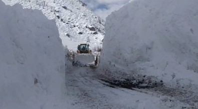 Yüksekova'da kar kalınlığı 5 metreyi geçti, ekipler 24 saat karla mücadeleye devam ediyor - Resim : 1