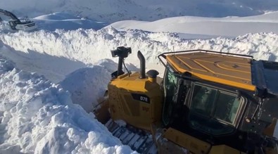 Şırnak'ta karla zorlu mücadele devam ediyor! Kar kalınlığı 3 metreyi geçti - Resim : 1