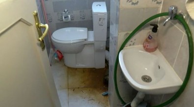 Ev sahibi kiracısını evden çıkarmak için bunu da yaptı! Caminin tuvaletine gidiyorlar! - Resim : 2