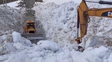 Türkiye'de o ilde Mayıs ortası karla mücadele devam ediyor! Kar kalınlığı 10 metreyi aştı... Kış gitmek bilmedi gözler baharda kaldı - Resim : 1