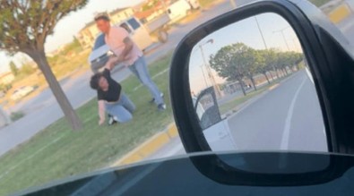 Aksaray'da bir şahıs eski karısını yerlerde sürükleyerek zorla araca bindirdi - Resim : 2