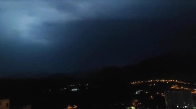 Batman'da şiddetli sağanak yağmur! Şimşekler adeta geceyi aydınlattı - Resim : 1