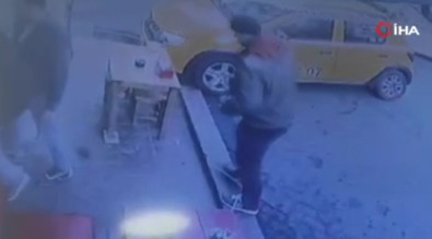 Beyoğlu'nda akılalmaz olay: Taksiye alınmayınca aracın lastiklerini bıçakladı! - Resim : 1