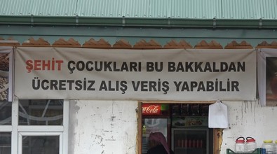 Trabzon'da bu markete girmeden önce kafasını kaldırıp yukarıdaki notu okuyanlar hüngür hüngür ağlıyor. Babanıza borcumuzu ödeyemeyiz - Resim : 1