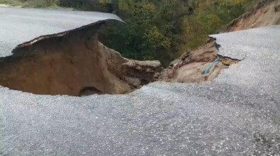 Çanakkale'de aralıksız süren yağışlar o ilçede hayatı olumsuz etkiledi. 25 köyün etkilendiği yağışlarda yol çöktü - Resim : 2