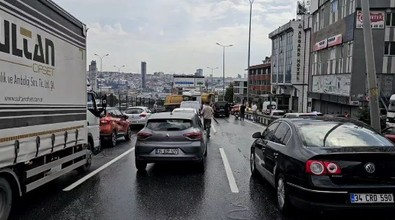D-100 karayolunda feci kaza! Hafriyat kamyonu bariyerlere çarptı! Olay yerine çok sayıda ekip sevk edildi - Resim : 1