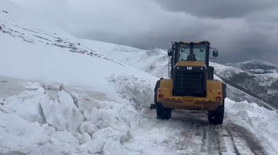 Bayburt'un yüksek kesimleri karla kaplandı. Karla mücadele ekiplerinin gece gündüz demeden çalışmaları sürüyor - Resim : 1