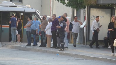 İzmir’de 23 bin işçi greve çıktı; hayat durdu! Otobüs duraklarında yoğunluk oluştu - Resim : 3