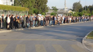 İzmir’de 23 bin işçi greve çıktı; hayat durdu! Otobüs duraklarında yoğunluk oluştu - Resim : 2