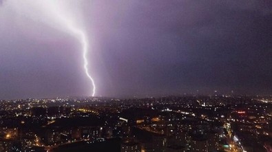 İstanbul’da şimşekler geceyi aydınlattı - Resim : 1
