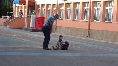 Derse girmemek için kendini yere attı!.. Öğretmenleri ve annesi ne yapacaklarını şaşırdı! - Resim : 1