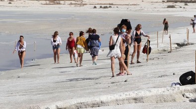 Burdur Valisi Arslantaş, Salda Gölü'nün etrafına 36 kilometrelik bisiklet yolu yapılacağını ifade etti - Resim : 1