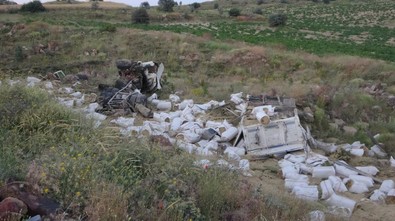 Korkunç kaza! Kamyon şarampole uçtu, kağıt gibi ezildi: Ölüler var - Resim : 1