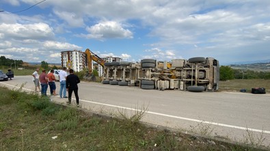 Feci kaza! Kontrolden çıkan TIR devrilip savruldu: Yaralı var - Resim : 1