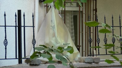 Oyun oynarken boğazına demir korkuluk saplandı! Ölümden döndü! - Resim : 1