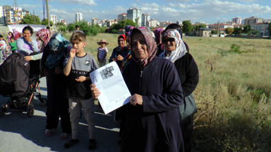 Müteahhidin vaadi vatandaşları evsiz bıraktı! Çözümü boş arsaya çadır açmakta buldular - Resim : 1