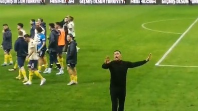 Fenerbahçeli futbolcular deplasman tribününe gidince ortam gerildi! Taraftarlar tepki gösterdi! - Resim : 2