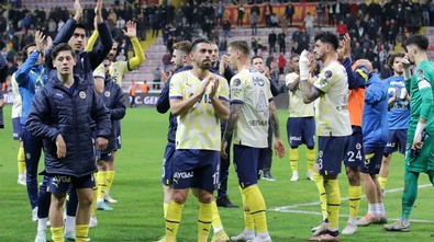 Fenerbahçeli futbolcular deplasman tribününe gidince ortam gerildi! Taraftarlar tepki gösterdi! - Resim : 1