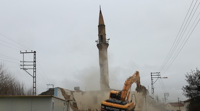 Malatya depreminde ağır hasar görmüştü: İş makinesiyle yıkıldı - Resim : 1