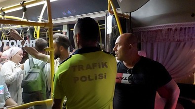Yolcular şaşkın bakışlarla izledi: Şoför, 'psikolojim bozuldu' deyip otobüsten indi - Resim : 1