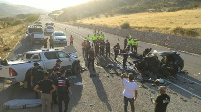 Adıyaman'da feci kaza! Otomobil ile pikap çarpıştı: Çok sayıda ölü var - Resim : 1