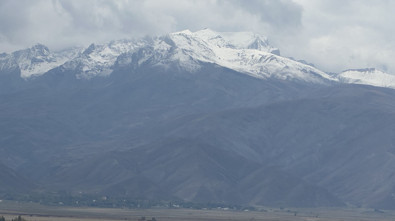Hakkari'de sıcaklıklar hissedilir derecede düştü. Yüksekova'da dağlar beyaza boyandı - Resim : 1