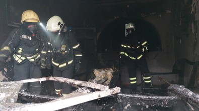 Çakmakla oyunun sonu kötü bitti... 3 katlı evde çıkan yangında 3'ü çocuk 5 kişi yaralandı! - Resim : 1