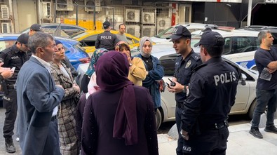 Arnavutköy'de mahalleli evlerine gelen kağıtlar ile şoka uğradı! Dolandırılan mahalleli tepkili: Hesabını kime soracağız? - Resim : 1